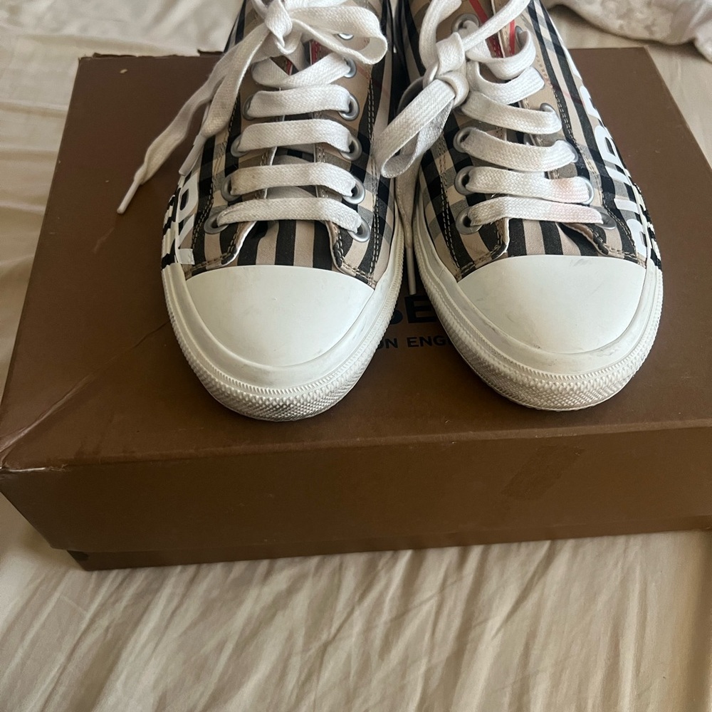 Burberry Tan Check Low-Top Sneakers with White Accents and Black Logo - Picture 3 of 7